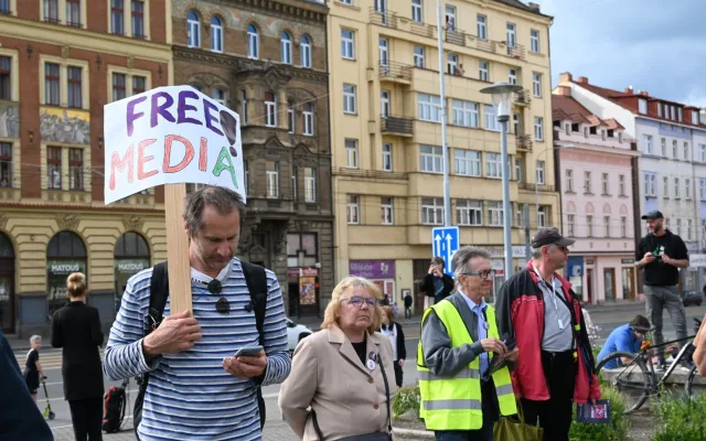 Stovky lidí v Plzni daly vládě najevo jasný vzkaz: Ruce pryč od médií