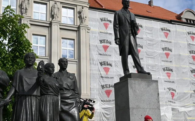 Vandalové opět poškodili památník se sochou T. G. Masaryka, urvali z něj písmena