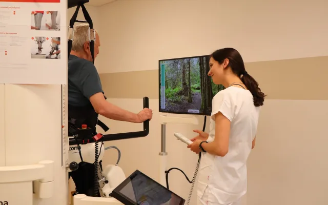 S pacienty rehabilituje unikátní robot, využívá kombinaci ortéz a běžeckého pásu