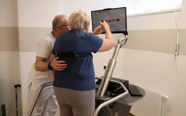 S pacienty rehabilituje unikátní robot, využívá kombinaci ortéz a běžeckého pásu