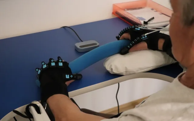 S pacienty rehabilituje unikátní robot, využívá kombinaci ortéz a běžeckého pásu