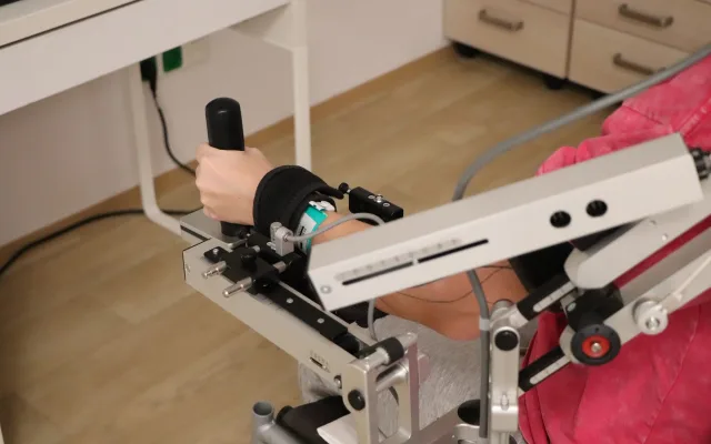 S pacienty rehabilituje unikátní robot, využívá kombinaci ortéz a běžeckého pásu