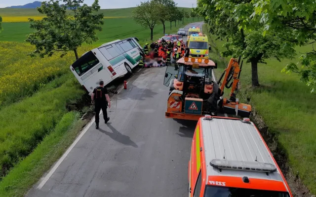 Autobus plný dětí havaroval na Rokycansku. Na místě zasahují desítky záchranářů