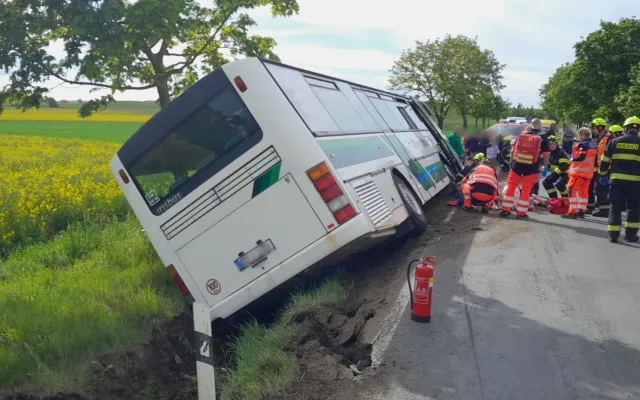 Autobus s dětmi havaroval na Rokycansku