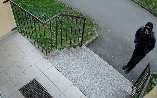 Maskovaný lupič s nožem v ruce přepadl prodejnu. Policie pátrá po muži z fotek