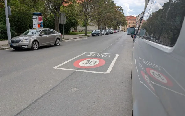 Město rozšiřuje třicítkové zóny a poprvé zavede i dvacítku, věří ve zklidnění dopravy