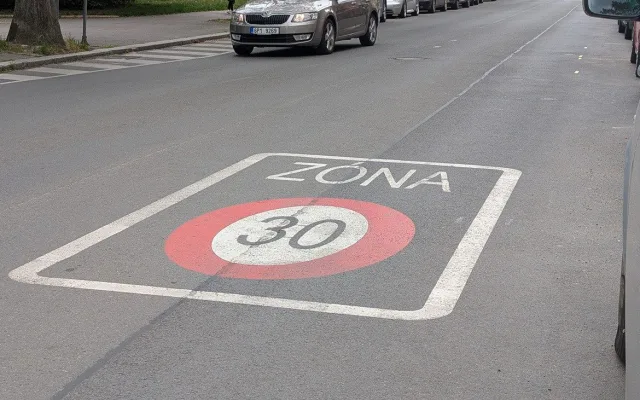Město rozšiřuje třicítkové zóny a poprvé zavede i dvacítku, věří ve zklidnění dopravy