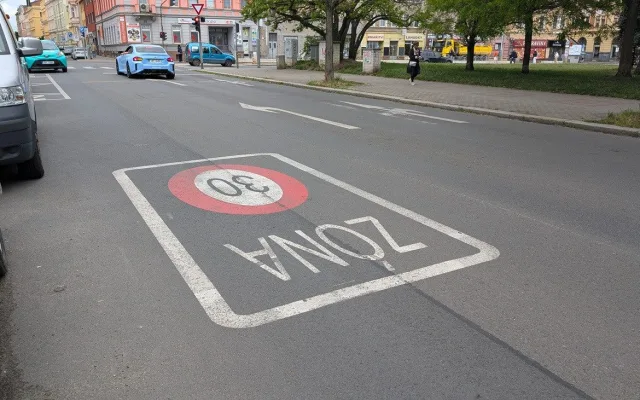 Město rozšiřuje třicítkové zóny a poprvé zavede i dvacítku, věří ve zklidnění dopravy