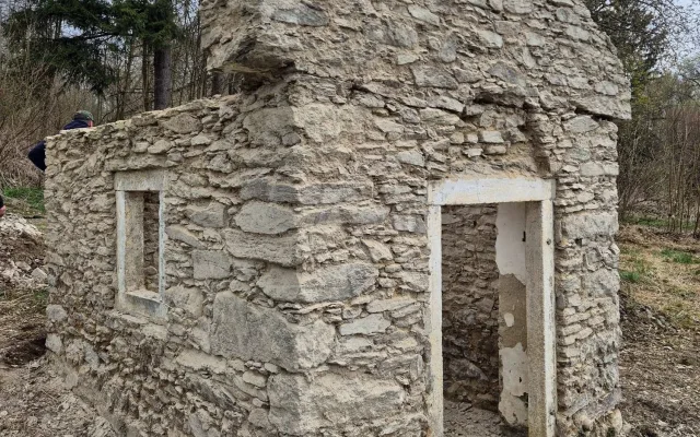 Kaple po očištění staré omítky a ošetření kamene.