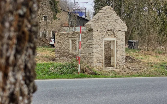 Kaple po očištění staré omítky a ošetření kamene.