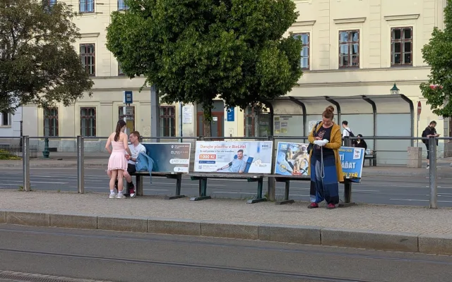 Zmizet by měly i reklamní lavičky.