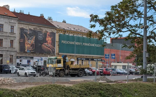 Zmizet by měly i reklamní lavičky.