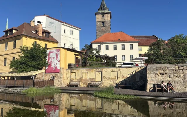 Kamenné zdi v Mlýnské strouze jsou v havarijním stavu. Letos začne jejich oprava
