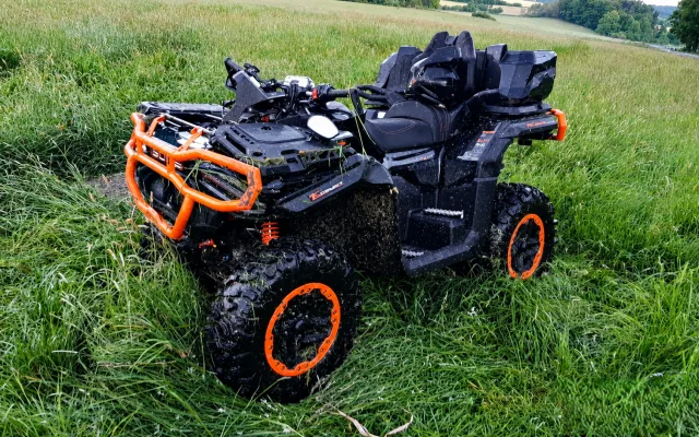Řidič na čtyřkolce narazil do betonové skruže, náraz ho doslova katapultoval