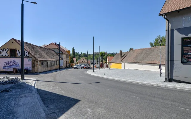 Po nekonečných odkladech se doprava vrací na Rolnické náměstí. Hotovo bude v srpnu