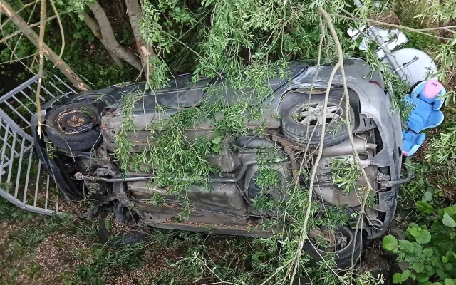 Auto vyletělo ze silnice, prorazilo zábradlí a zřítilo se ze srázu do koryta potoka