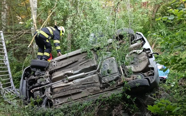 Auto vyletělo ze silnice, prorazilo zábradlí a zřítilo se ze srázu do koryta potoka