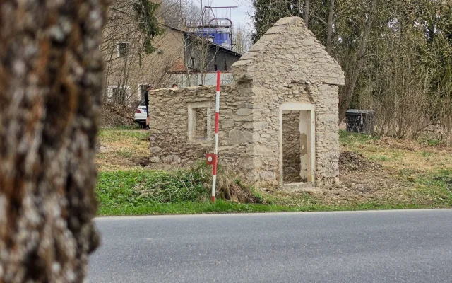 Kaple po očištění staré omítky a ošetření kamene.