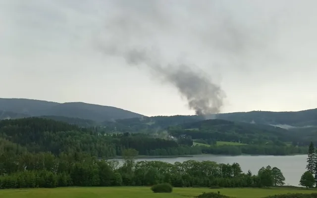 Srub na šumavské samotě takřka lehnul popelem, škody jdou do milionů