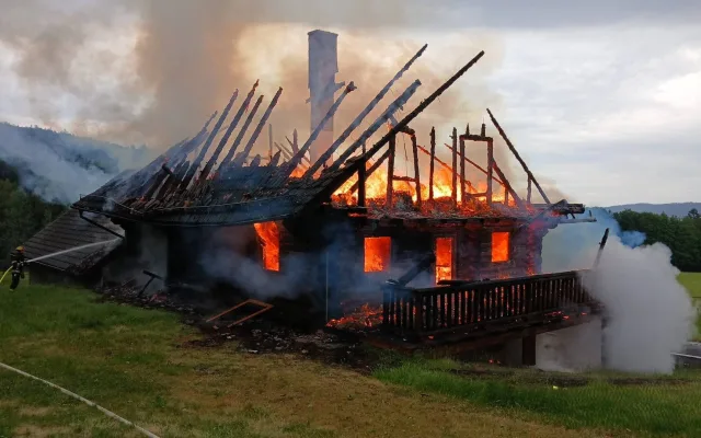 Srub na šumavské samotě takřka lehnul popelem, škody jdou do milionů