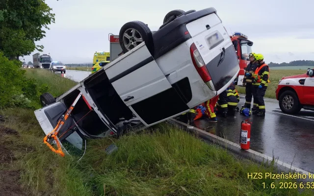 Dodávka vyletěla ze silnice, přerazila strom a převrátila se na střechu. Tři lidé se zranili