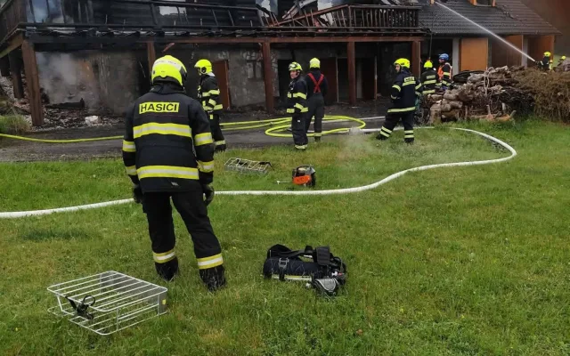 Požár srubu u nýrské přehrady, foto: Hasiči Janovice nad Úhlavou