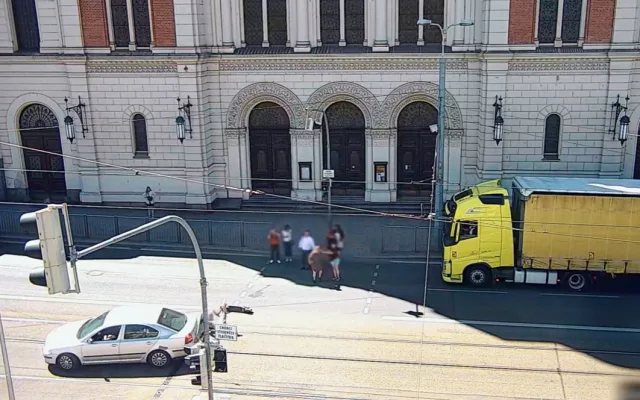 VIDEO: Drsné video zachytilo, jak auto na přechodu smetlo kurýra na elektrokoloběžce