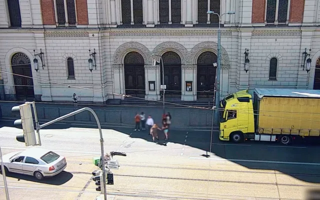 VIDEO: Drsné video zachytilo, jak auto na přechodu smetlo kurýra na elektrokoloběžce