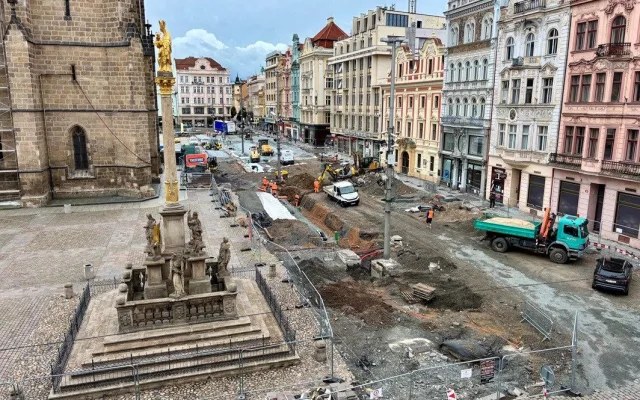 Na této části náměstí Republiky se aktuálně pracuje