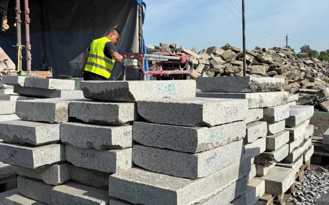 Historická dlažba z náměstí Republiky se řeže a brousí. Kritici mluví o znehodnocení