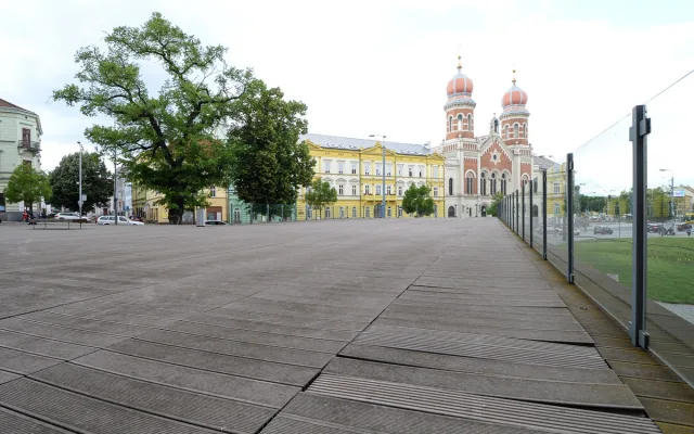 Terasy u Velkého divadla jsou na hranici životnosti, město je za 7 milionů předělá