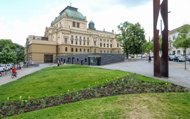 Terasy u Velkého divadla jsou na hranici životnosti, město je za 7 milionů předělá