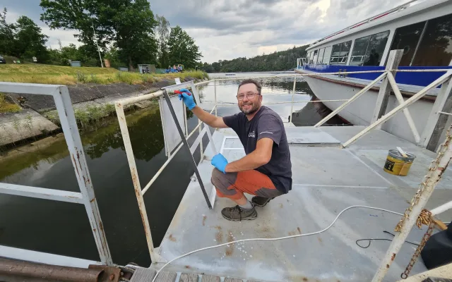 David Machart při renovaci lodi