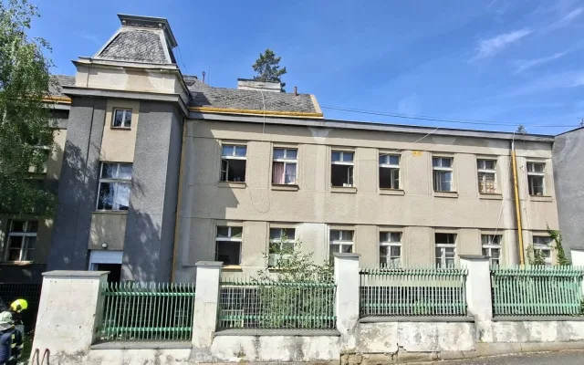 Objekt dříve slavného CD hotelu zachvátil požár. Hasiči evakuovali z budovy 32 osob