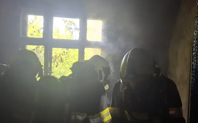 Objekt dříve slavného CD hotelu zachvátil požár. Hasiči evakuovali z budovy 32 osob