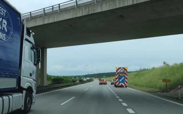 Dramatická záchranná akce na dálnici D5. Zraněného daňka lovili mezi svodidly