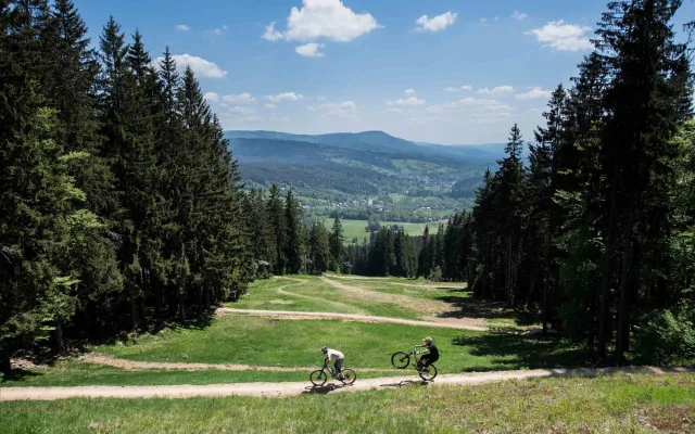 Šumavský Špičák zahajuje každodenní letní sezonu bikeparku