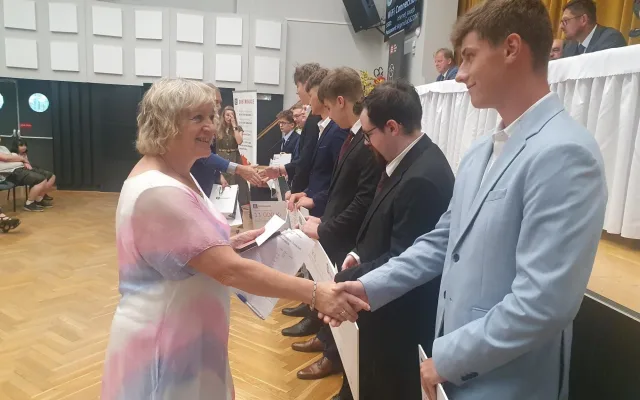 Jana Hošková, zástupkyně ředitele pro teoretické vyučování SOUE Plzeň gratuluje oceněným studentům.