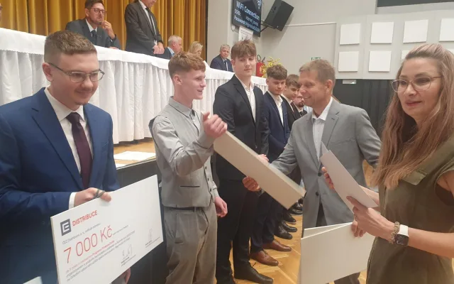 Zástupci ČEZ Distribuce Veronika Dvořáková a Vladimír Übermajer předávají na SOUE v Plzni nejlepším studentům symboliké šeky s finanční odměnou.