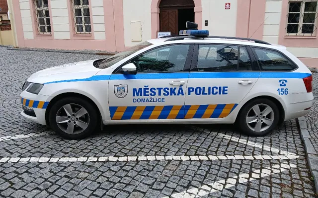 Strážníci schytávají kritiku za prodej služebního auta. Styďte se, píšou jim lidé