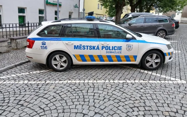 Strážníci schytávají kritiku za prodej služebního auta. Styďte se, píšou jim lidé