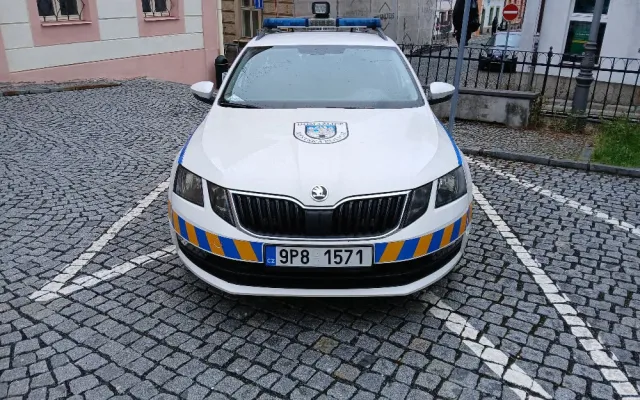 Strážníci schytávají kritiku za prodej služebního auta. Styďte se, píšou jim lidé