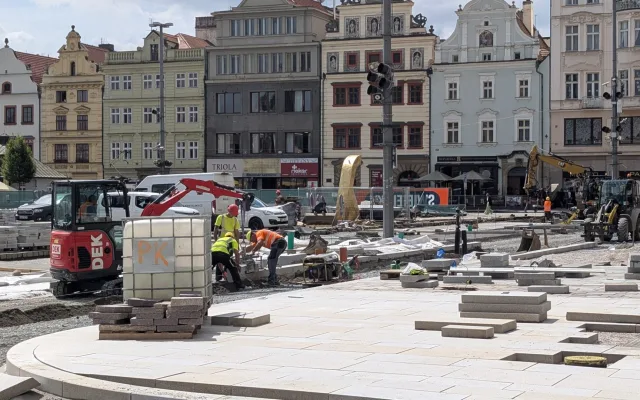 Neobhajitelné ničení, památkáři ostře kritizují postup města při rekonstrukci náměstí