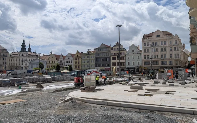 Neobhajitelné ničení, památkáři ostře kritizují postup města při rekonstrukci náměstí