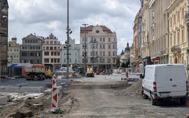 Neobhajitelné ničení, památkáři ostře kritizují postup města při rekonstrukci náměstí