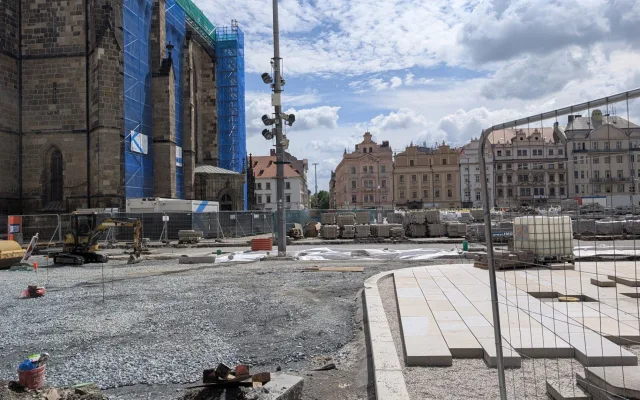 Neobhajitelné ničení, památkáři ostře kritizují postup města při rekonstrukci náměstí