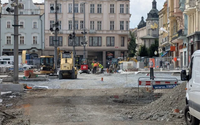 Neobhajitelné ničení, památkáři ostře kritizují postup města při rekonstrukci náměstí