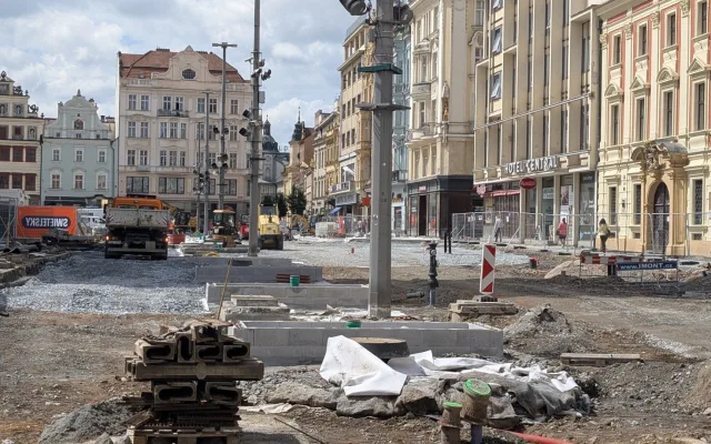 Neobhajitelné ničení, památkáři ostře kritizují postup města při rekonstrukci náměstí