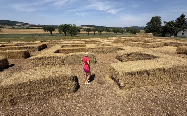 VIDEO: Rozsáhlý slámový labyrint vyrostl u známého zatopeného lomu Němčák