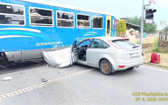 Auto se na železničním přejezdu střetlo s jedoucím vlakem